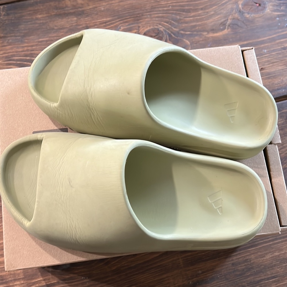Yeezy Slides Resin - Picture 2 of 5